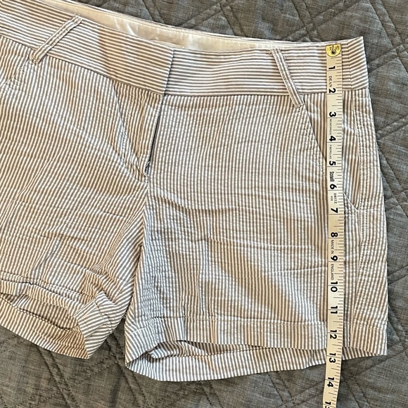 J Crew Women’s Size 6 White Gray Seersucker Lightweight Shorts - Picture 4 of 8